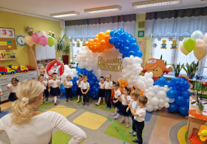 Jeszcze wczoraj zwykłe dziewczynki i chłopaki, dzisiaj świetne przedszkolaki !!! … UROCZYSTE PASOWANIE W GRUPIE X