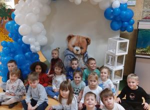 Grupa IV Świętuję Dzień Pluszowego Misia w bibliotece