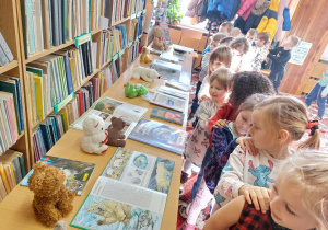 Grupa IV Świętuję Dzień Pluszowego Misia w bibliotece