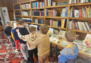 Światowy Dzień Pluszowego Misia – wizyta grupy VII w bibliotece