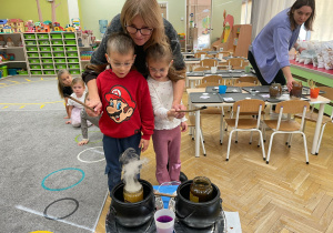 Czarodziejskie eksperymenty i andrzejkowa magia- Innowacyjna Przygoda Edukacyjna z KidsLab w grupie III