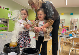 Czarodziejskie eksperymenty i andrzejkowa magia- Innowacyjna Przygoda Edukacyjna z KidsLab w grupie III