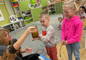 Czarodziejskie eksperymenty i andrzejkowa magia- Innowacyjna Przygoda Edukacyjna z KidsLab w grupie III