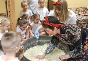 Zajęcia w Mini Muzeum- Kiszenie kapusty gr IIIiVII