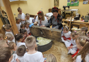 Zajęcia w Mini Muzeum- Kiszenie kapusty gr IIIiVII