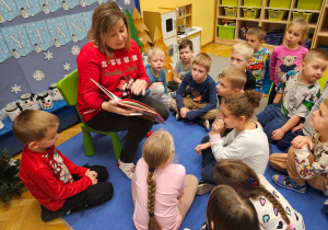 Świąteczne czytanie w grupie VI