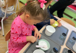 Warsztaty kolorowe i pachnące - „Innowacyjna Przygoda Edukacyjna” z KidsLab w grupie III