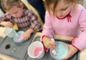 Warsztaty kolorowe i pachnące - „Innowacyjna Przygoda Edukacyjna” z KidsLab w grupie III