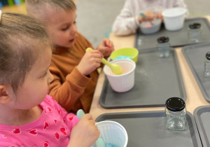 Warsztaty kolorowe i pachnące - „Innowacyjna Przygoda Edukacyjna” z KidsLab w grupie III