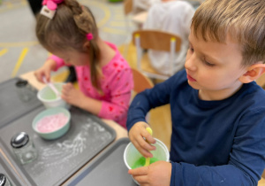 Warsztaty kolorowe i pachnące - „Innowacyjna Przygoda Edukacyjna” z KidsLab w grupie III