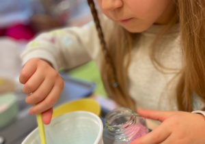 Warsztaty kolorowe i pachnące - „Innowacyjna Przygoda Edukacyjna” z KidsLab w grupie III