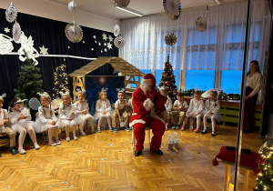 "Leć Śnieżynko"- spotkanie świąteczne w grupie V