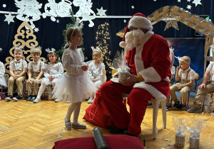 "Leć Śnieżynko"- spotkanie świąteczne w grupie V