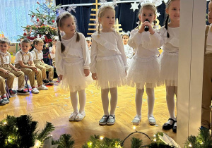 "Leć Śnieżynko"- spotkanie świąteczne w grupie V