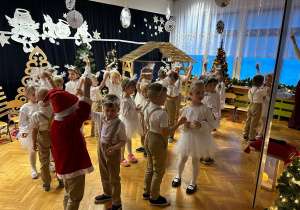 "Leć Śnieżynko"- spotkanie świąteczne w grupie V