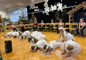 " Śnieżynkowe zmartwienie"- przedstawienie w gr.II