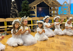 " Śnieżynkowe zmartwienie"- przedstawienie w gr.II