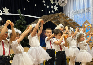 " Śnieżynkowe zmartwienie"- przedstawienie w gr.II