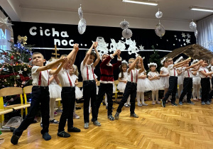 " Śnieżynkowe zmartwienie"- przedstawienie w gr.II