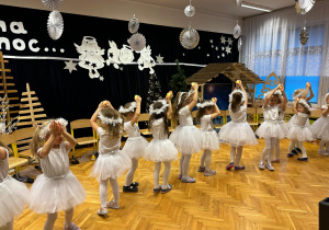 " Śnieżynkowe zmartwienie"- przedstawienie w gr.II