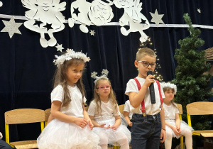 " Śnieżynkowe zmartwienie"- przedstawienie w gr.II