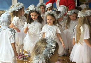 Aniołki a akcji! Niebiańska zabawa podczas przedstawienia „Aniołkowo” w grupie III