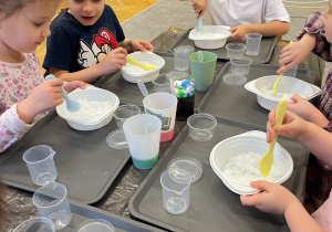 Suchy lód w Innowacyjnej Przygodzie Edukacyjnej z KidsLab w grupie III