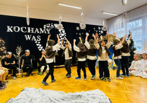 „Kochamy Was całym sercem”- Dzień Babci i Dziadka w grupie VI