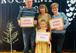 „Kochamy Was całym sercem”- Dzień Babci i Dziadka w grupie VI