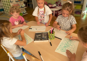 Grafomotoryka na dywanie w grupie III– zabawa i nauka w jednym!