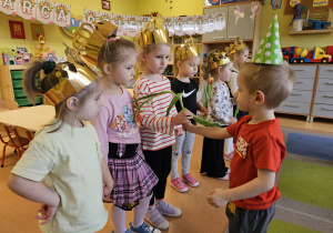 Bo Dzień Kobiet jest od tego, żeby powiedzieć Paniom i Dziewczynkom wszystkiego najlepszego – grupa X