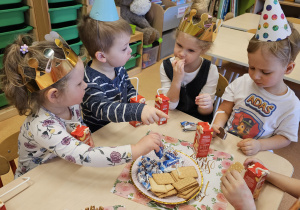 Bo Dzień Kobiet jest od tego, żeby powiedzieć Paniom i Dziewczynkom wszystkiego najlepszego – grupa X