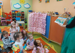 „Wiosenny Pokaz Mody” z okazji Pierwszego Dnia Wiosny w grupie IV