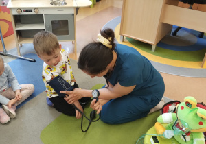 Kto nam pomoże? - PIELĘGNIARKA …. c d projektu edukacyjnego w gr .X