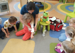 Kto nam pomoże? - PIELĘGNIARKA …. c d projektu edukacyjnego w gr .X