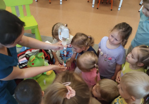 Kto nam pomoże? - PIELĘGNIARKA …. c d projektu edukacyjnego w gr .X
