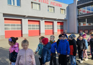 Kim jest strażak?- wycieczka gr. VI do Jednostki Ratowniczo- Gaśniczej nr 1 w Koninie