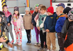 Kim jest strażak?- wycieczka gr. VI do Jednostki Ratowniczo- Gaśniczej nr 1 w Koninie