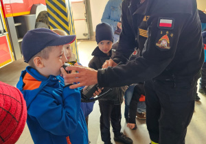 Kim jest strażak?- wycieczka gr. VI do Jednostki Ratowniczo- Gaśniczej nr 1 w Koninie