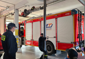 Kim jest strażak?- wycieczka gr. VI do Jednostki Ratowniczo- Gaśniczej nr 1 w Koninie
