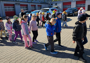 Kim jest strażak?- wycieczka gr. VI do Jednostki Ratowniczo- Gaśniczej nr 1 w Koninie