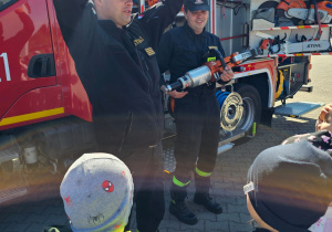 Kim jest strażak?- wycieczka gr. VI do Jednostki Ratowniczo- Gaśniczej nr 1 w Koninie