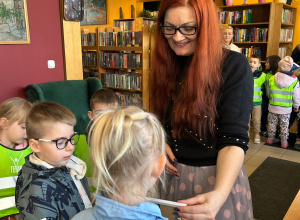 "W królestwie książek" - wizyta w bibliotece gr. II i V