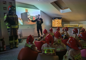 Wycieczka do sali edukacyjnej "OGNIK" Komendy Miejskiej Państwowej Straży Pożarnej w Koninie- gr. XII
