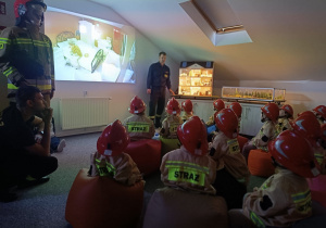 Wycieczka do sali edukacyjnej "OGNIK" Komendy Miejskiej Państwowej Straży Pożarnej w Koninie- gr. XII