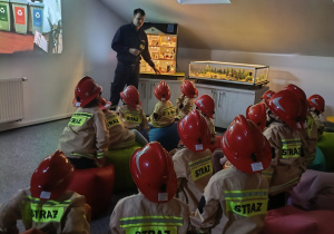 Wycieczka do sali edukacyjnej "OGNIK" Komendy Miejskiej Państwowej Straży Pożarnej w Koninie- gr. XII