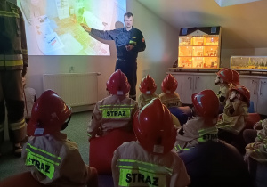 Wycieczka do sali edukacyjnej "OGNIK" Komendy Miejskiej Państwowej Straży Pożarnej w Koninie- gr. XII