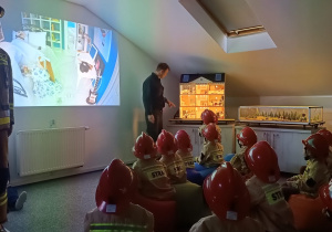 Wycieczka do sali edukacyjnej "OGNIK" Komendy Miejskiej Państwowej Straży Pożarnej w Koninie- gr. XII