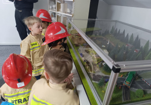 Wycieczka do sali edukacyjnej "OGNIK" Komendy Miejskiej Państwowej Straży Pożarnej w Koninie- gr. XII