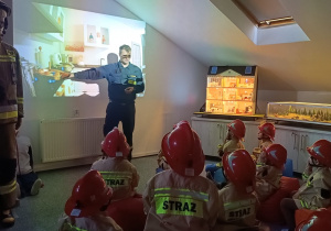 Wycieczka do sali edukacyjnej "OGNIK" Komendy Miejskiej Państwowej Straży Pożarnej w Koninie- gr. XII